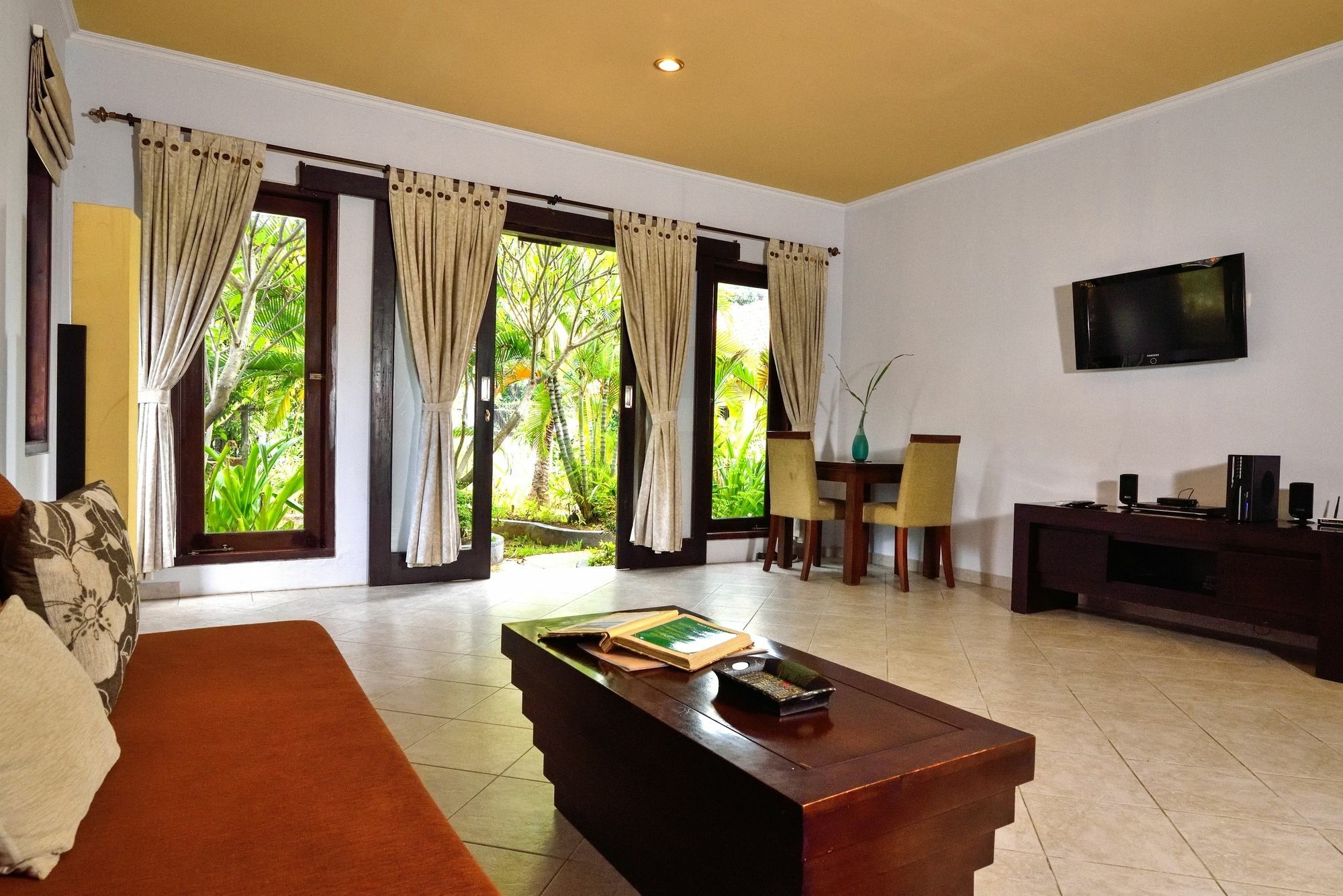 Dolphin Beach Bali Ловина Экстерьер фото
